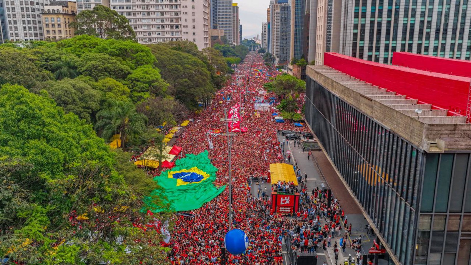 Mosaico de 3 fotos aéreas olhando para a Consolação